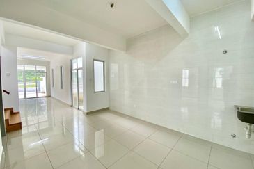 Laman Sutera Seksyen U15, Shah Alam | Double Storey Semi D 5 Bedrooms | RM850K - Facing Open, Non Bumi lot & Peace Environment