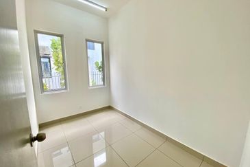 Laman Sutera Seksyen U15, Shah Alam | Double Storey Semi D 5 Bedrooms | RM850K - Facing Open, Non Bumi lot & Peace Environment