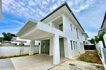 Laman Sutera Seksyen U15, Shah Alam | Double Storey Semi D 5 Bedrooms | RM850K - Facing Open, Non Bumi lot & Peace Environment