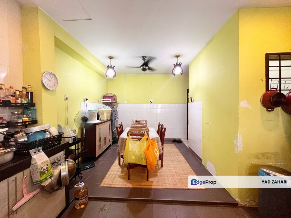 Taman Equine, Seri Kembangan | 2.5 Storey Double Storey Terrace 5 Bedrooms | RM600K - Extended Kitchen, Highly Strategic and Easy Access to School, Selangor, Seri Kembangan