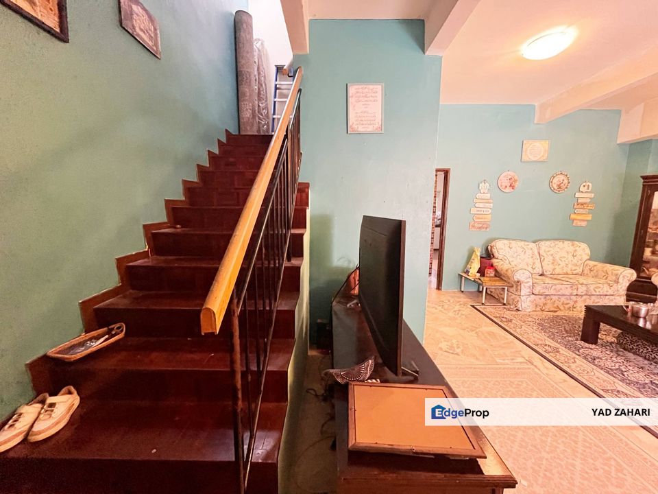 Taman Equine, Seri Kembangan | 2.5 Storey Double Storey Terrace 5 Bedrooms | RM600K - Extended Kitchen, Highly Strategic and Easy Access to School, Selangor, Seri Kembangan