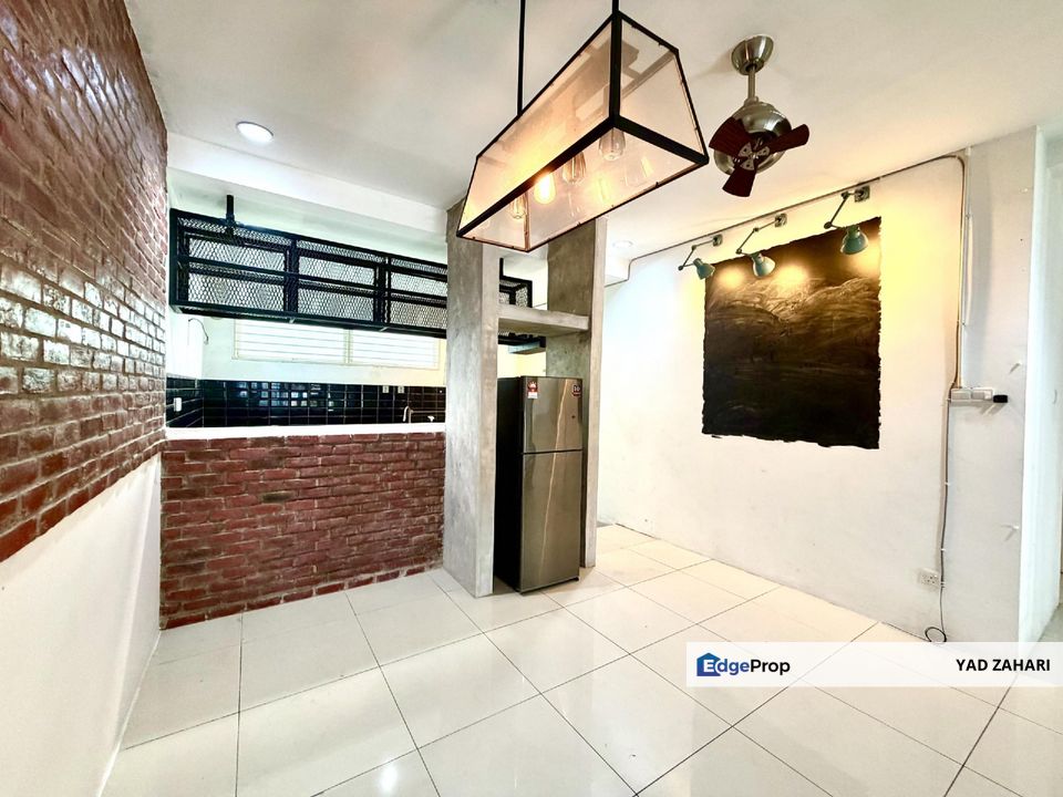 Taman Nadayu 92, Kajang | 2.5-Storey Terrace 4 Bedrooms | RM698K - Fully Gated Guarded, Renovated Kitchen and Freehold, Selangor, Kajang
