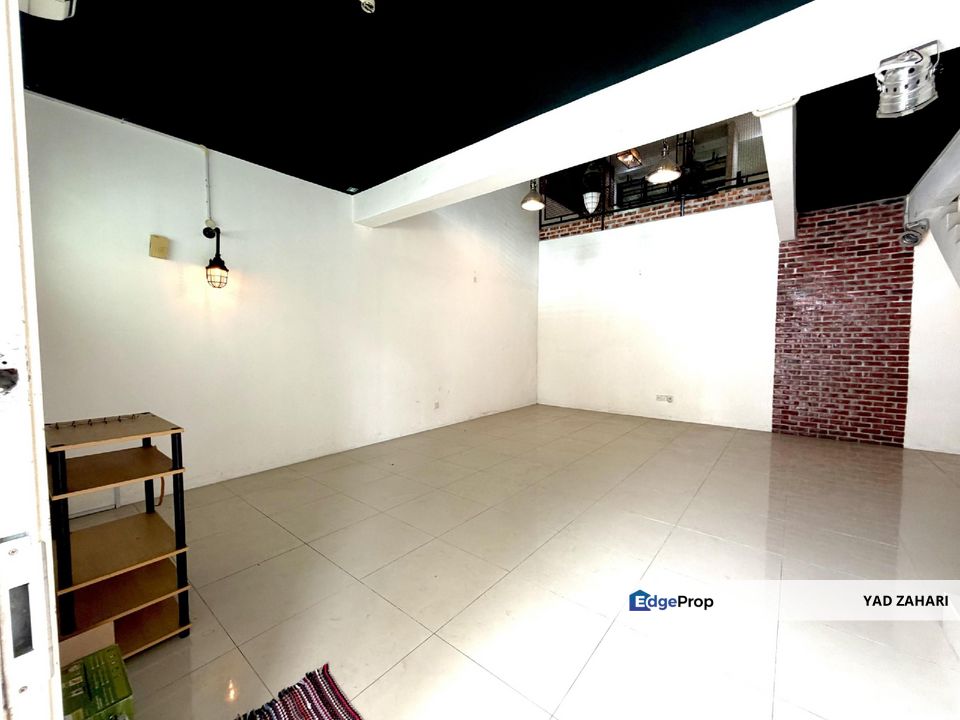 Taman Nadayu 92, Kajang | 2.5-Storey Terrace 4 Bedrooms | RM698K - Fully Gated Guarded, Renovated Kitchen and Freehold, Selangor, Kajang