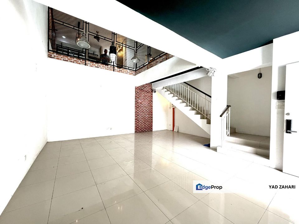 Taman Nadayu 92, Kajang | 2.5-Storey Terrace 4 Bedrooms | RM698K - Fully Gated Guarded, Renovated Kitchen and Freehold, Selangor, Kajang
