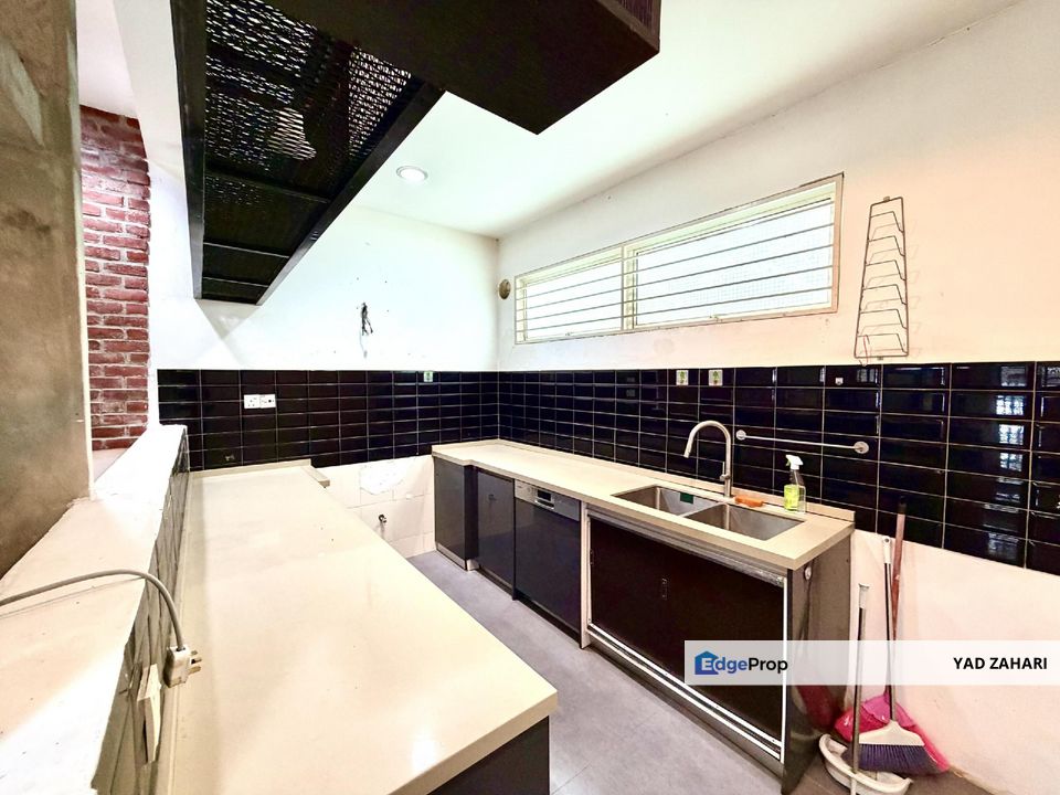 Taman Nadayu 92, Kajang | 2.5-Storey Terrace 4 Bedrooms | RM698K - Fully Gated Guarded, Renovated Kitchen and Freehold, Selangor, Kajang