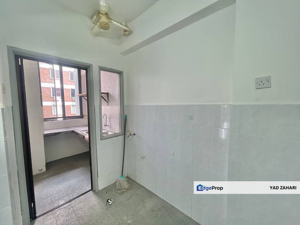 Garden Park, Sungai Long Kajang | 3 Bedrooms | RM280K - Refurbished Unit and Unit Near Lift , Selangor, Bandar Sungai Long
