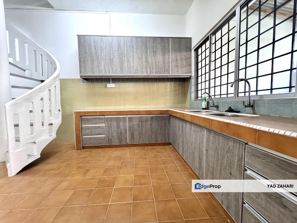 Taman Jelita, Kajang | 2-Storey Terrace 4 Bedrooms | RM580K - Newly Refurbish, 400m MRT Kajang & Spacious Porch, Selangor, Kajang