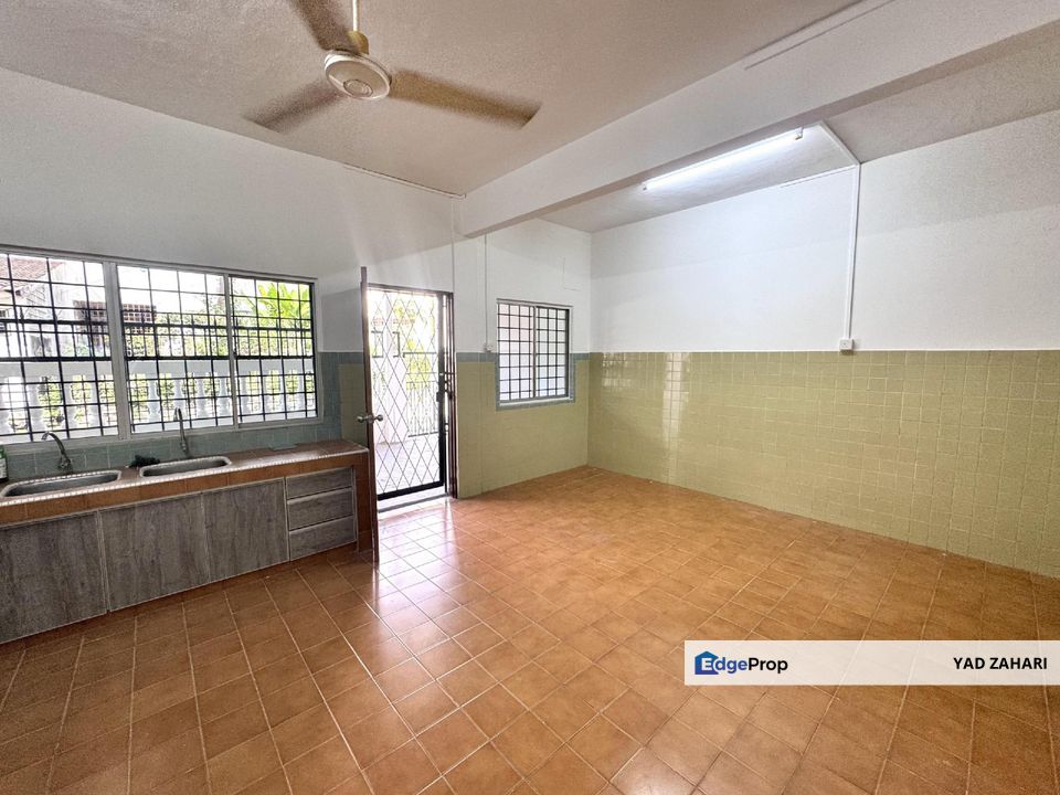 Taman Jelita, Kajang | 2-Storey Terrace 4 Bedrooms | RM580K - Newly Refurbish, 400m MRT Kajang & Spacious Porch, Selangor, Kajang