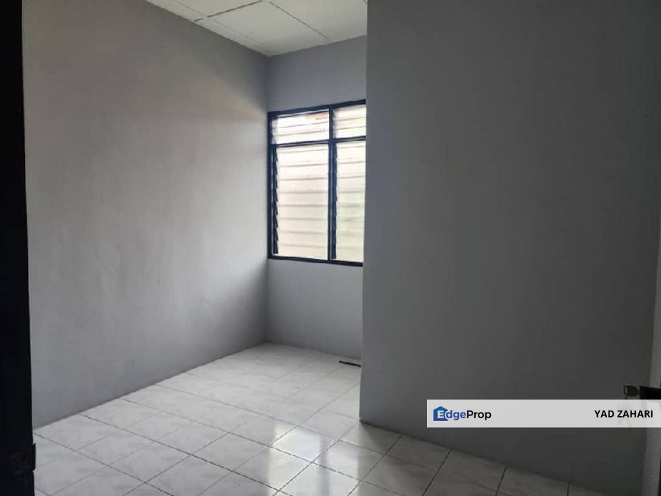 Taman Dahlia, Salak Tinggi | 2-Storey Terrace 4 Bedrooms | RM450K - Facing Open with Extra Parking and Endlot Refurbished Unit, Selangor, Sepang