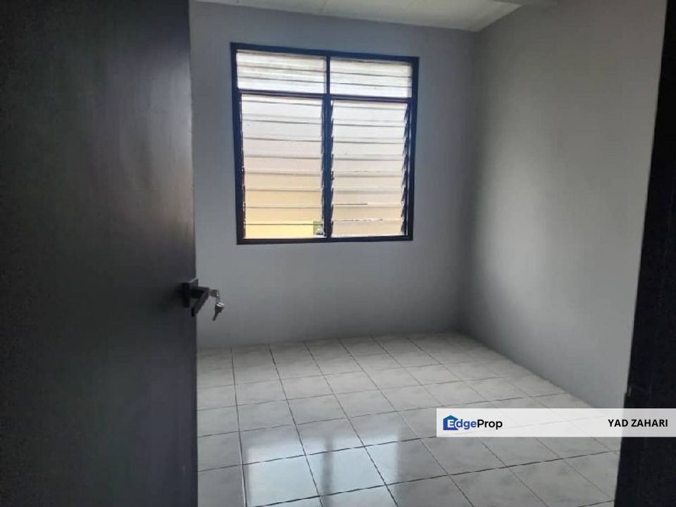 Taman Dahlia, Salak Tinggi | 2-Storey Terrace 4 Bedrooms | RM450K - Facing Open with Extra Parking and Endlot Refurbished Unit, Selangor, Sepang