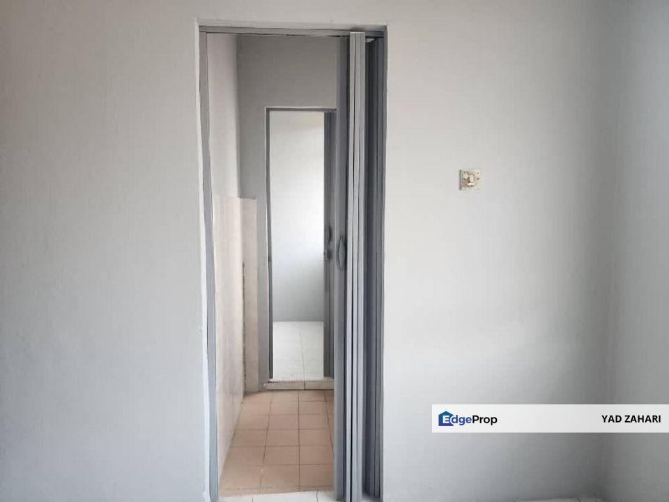 Taman Dahlia, Salak Tinggi | 2-Storey Terrace 4 Bedrooms | RM450K - Facing Open with Extra Parking and Endlot Refurbished Unit, Selangor, Sepang