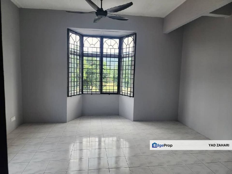 Taman Dahlia, Salak Tinggi | 2-Storey Terrace 4 Bedrooms | RM450K - Facing Open with Extra Parking and Endlot Refurbished Unit, Selangor, Sepang