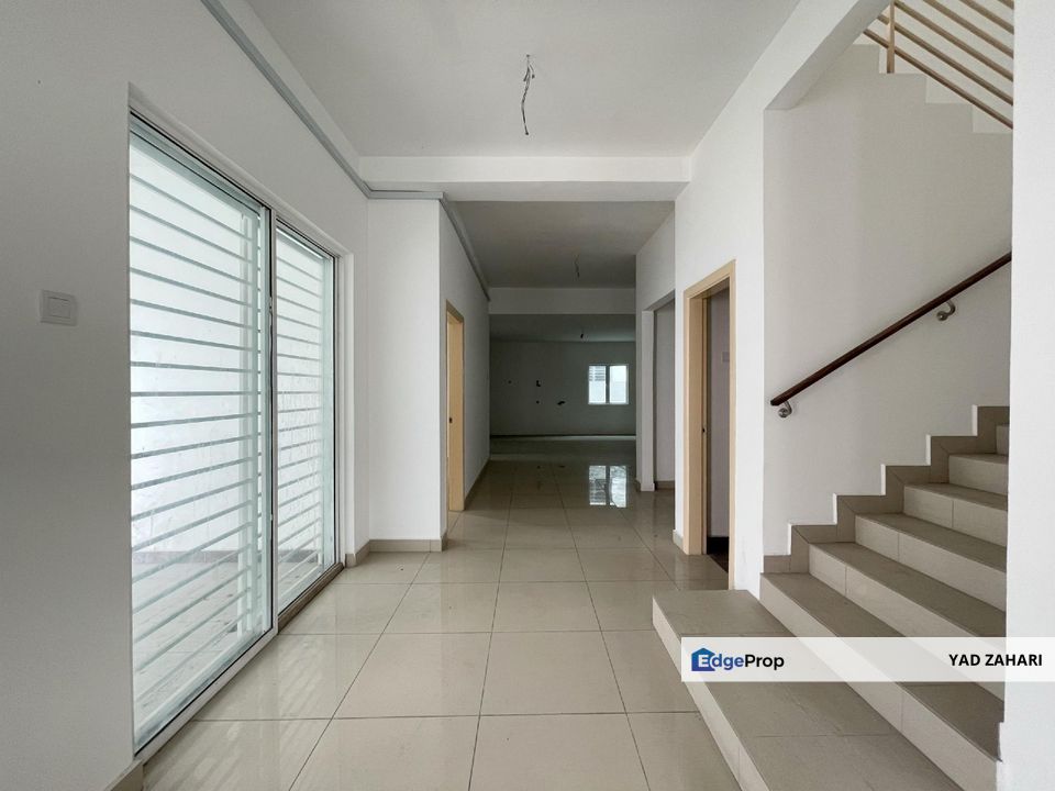 Hillview Residence, Kajang | 2-Storey Semi-D 5 Bedrooms | RM1.1M - Below MV, Freehold with Wide Garden & Backyard Space , Selangor, Semenyih