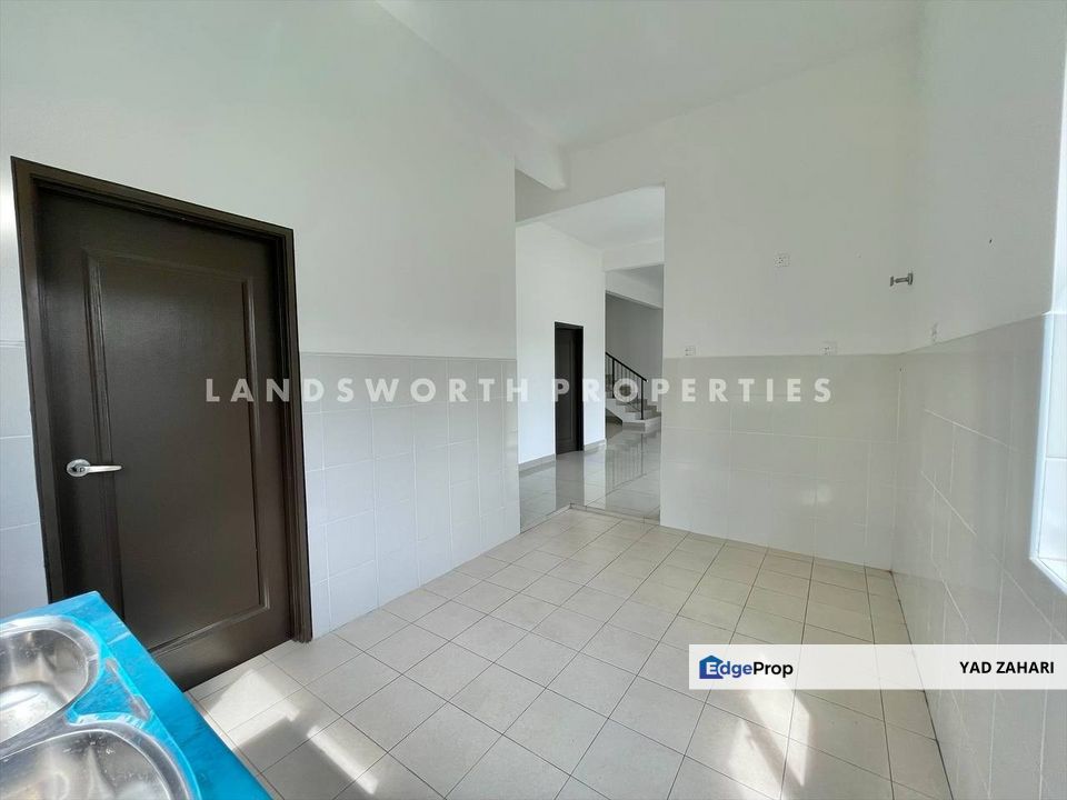 3-STOREY SEMI-D WITH SPACIOUS BUILTUP AND EXTRA LAND @ SG RAMAL DALAM, KAJANG, Selangor, Kajang