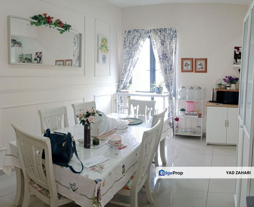 Upper Level Unit Townhouse & Nearby Supermarkets @ Crescent Park Townvilla, Bangi, Selangor, Bangi