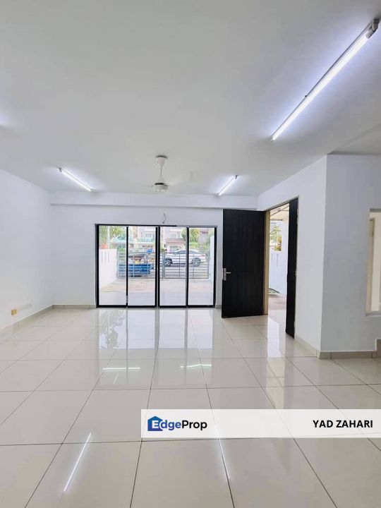 Unit Near Surau & Supermarket with 5 Bedrooms @ The Clover Homes, Semenyih, Selangor, Semenyih