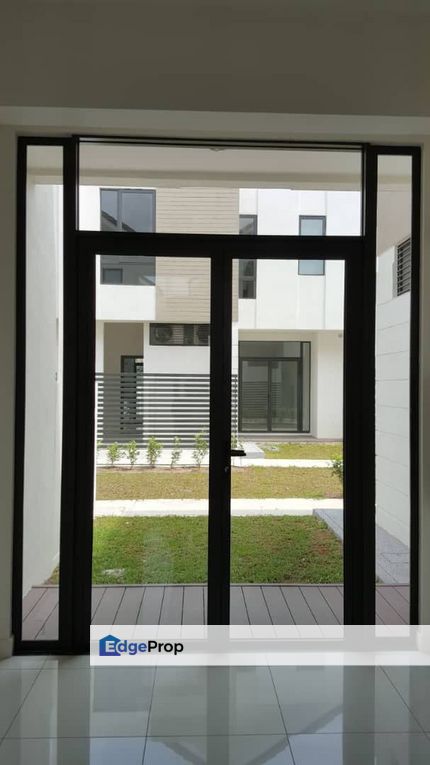 Avira Medini Iskandar, Johor, Nusajaya