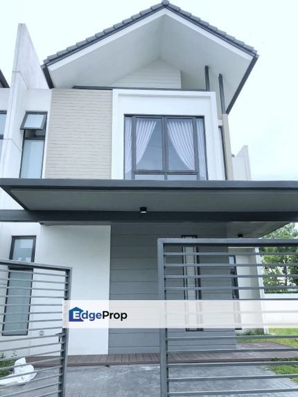 Avira Medini Iskandar, Johor, Nusajaya