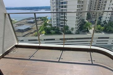 Baypoint @ Country Garden Danga Bay