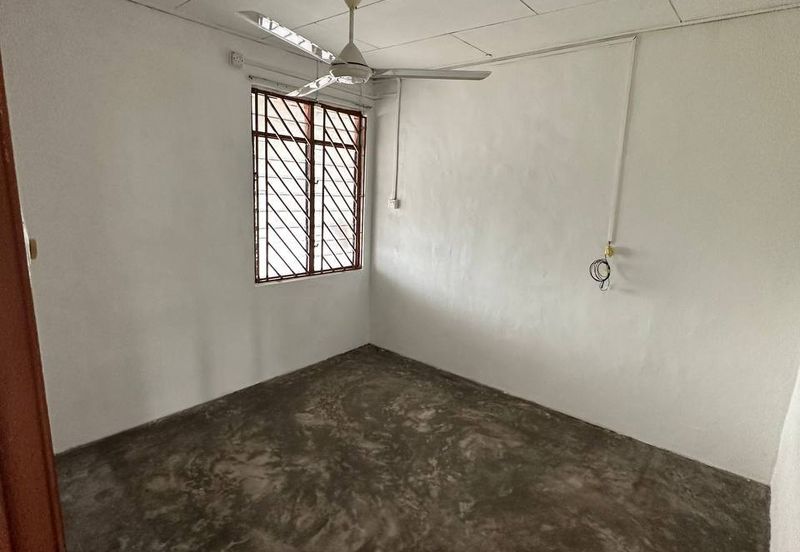 Jalan Bukit Kempas/ 2bed 1bath/ Corner Lot/ Cheapest