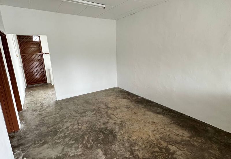 Jalan Bukit Kempas/ 2bed 1bath/ Corner Lot/ Cheapest