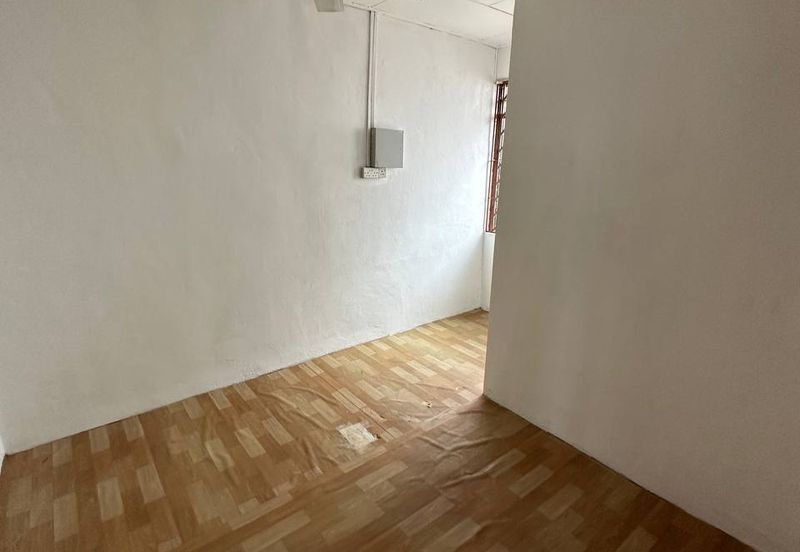 Jalan Bukit Kempas/ 2bed 1bath/ Corner Lot/ Cheapest