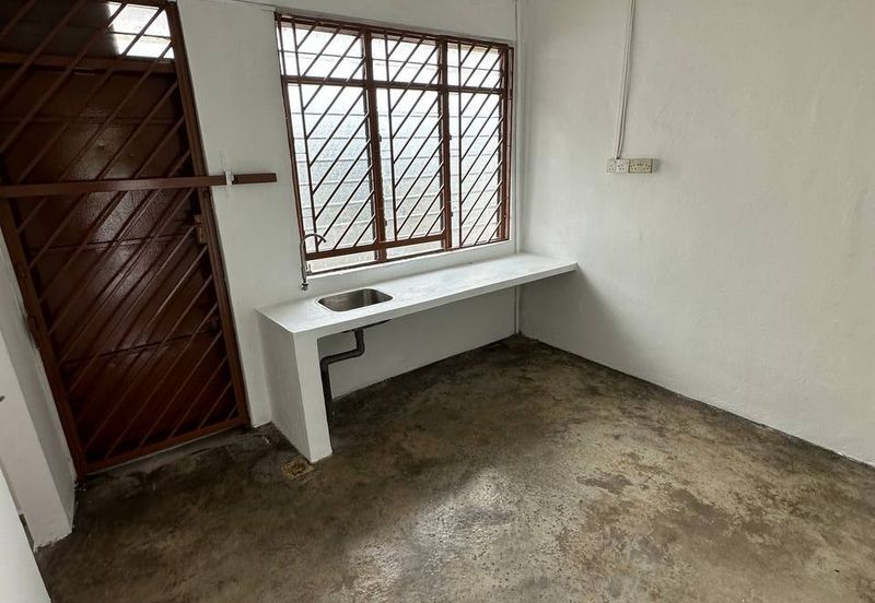 Jalan Bukit Kempas/ 2bed 1bath/ Corner Lot/ Cheapest