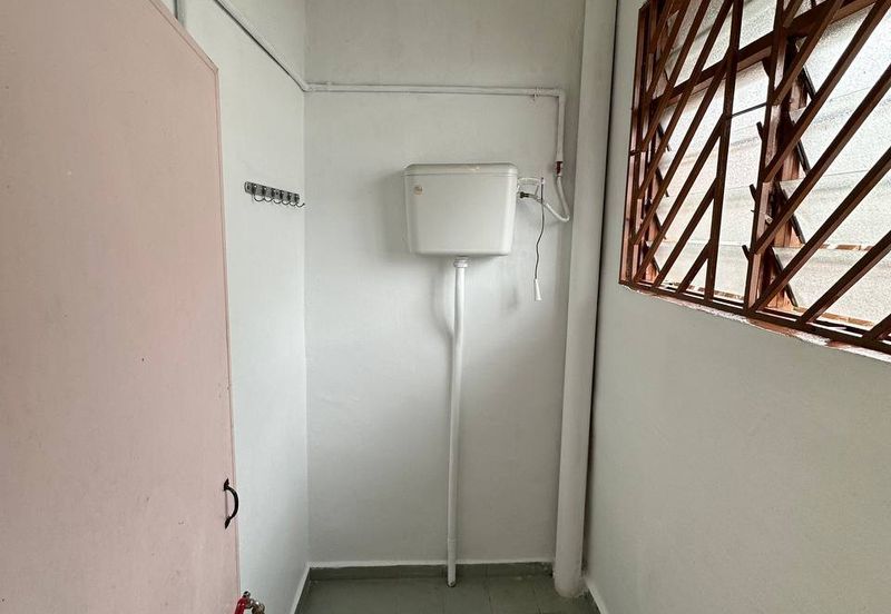 Jalan Bukit Kempas/ 2bed 1bath/ Corner Lot/ Cheapest
