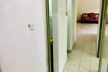 Taman Daya Flat/ 3bed 2bath/ Good Condition/ Cheapest/ Hot Area