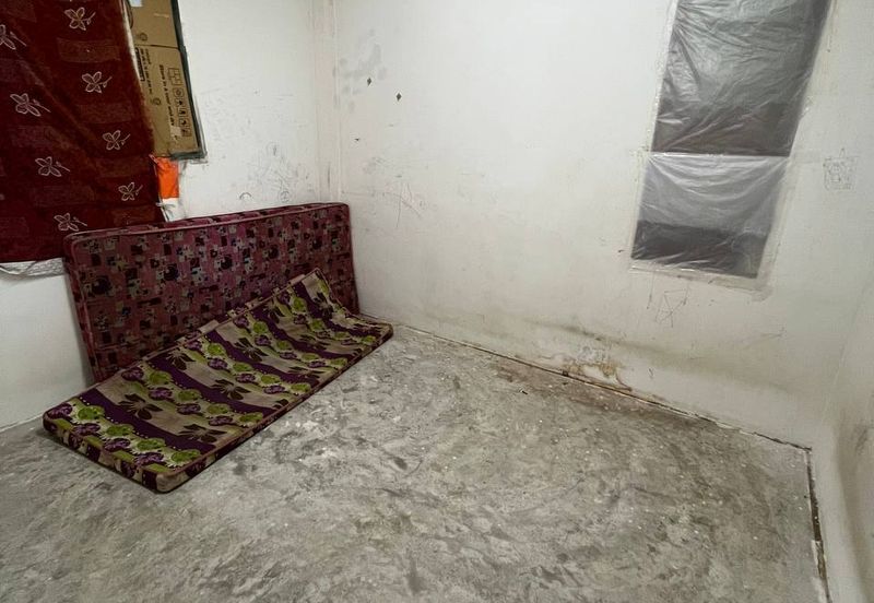 Jalan Enau Taman Daya Flat Level 2/ 3bed 2bath/ Cheapest/ Hot Area