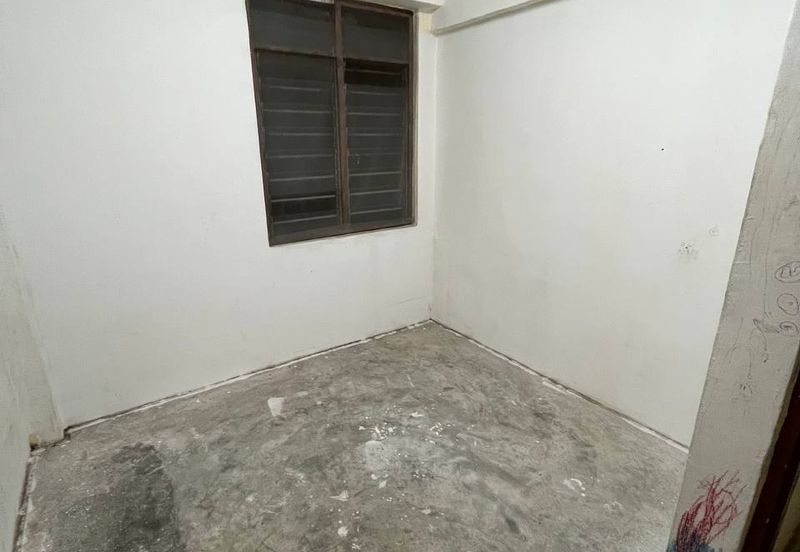 Jalan Enau Taman Daya Flat Level 2/ 3bed 2bath/ Cheapest/ Hot Area