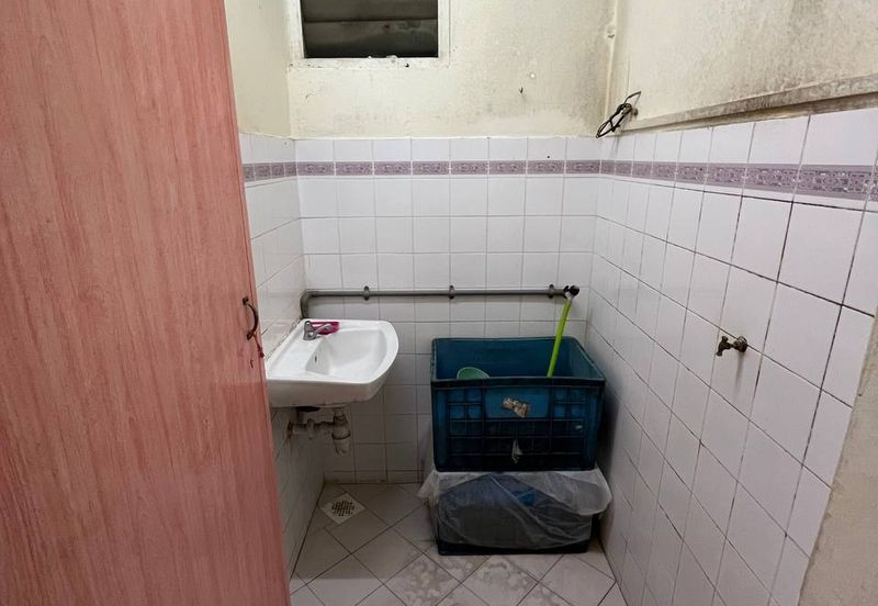 Jalan Enau Taman Daya Flat Level 2/ 3bed 2bath/ Cheapest/ Hot Area