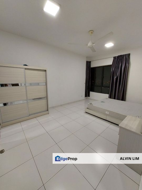 Sky View/ Public Bus/ 3bed 2bath/ 2 Carpark/ Good Condition/ Cheapest, Johor, Bukit Indah
