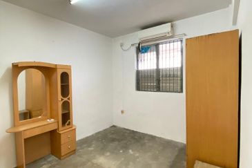 Taman Daya Flat Level 2/ 2bed 1bath/ Renovated/ Cheapest/ Hot Area