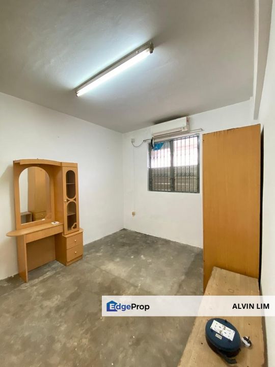 Taman Daya Flat Level 2/ 2bed 1bath/ Renovated/ Cheapest/ Hot Area, Johor, Johor Bahru