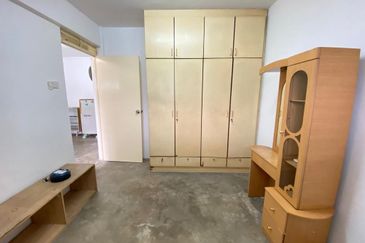 Taman Daya Flat Level 2/ 2bed 1bath/ Renovated/ Cheapest/ Hot Area