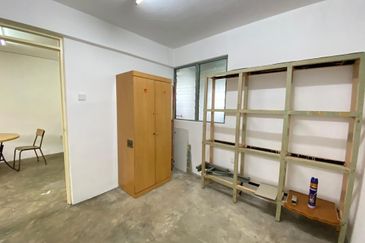 Taman Daya Flat Level 2/ 2bed 1bath/ Renovated/ Cheapest/ Hot Area