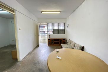 Taman Daya Flat Level 2/ 2bed 1bath/ Renovated/ Cheapest/ Hot Area