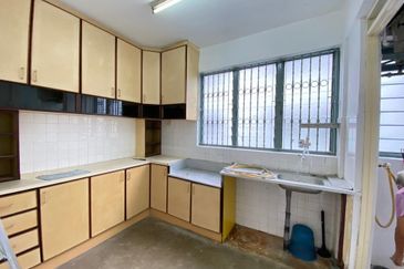 Taman Daya Flat Level 2/ 2bed 1bath/ Renovated/ Cheapest/ Hot Area