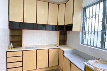 Taman Daya Flat Level 2/ 2bed 1bath/ Renovated/ Cheapest/ Hot Area