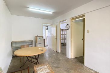 Taman Daya Flat Level 2/ 2bed 1bath/ Renovated/ Cheapest/ Hot Area