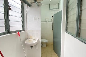 Taman Daya Flat Level 2/ 2bed 1bath/ Renovated/ Cheapest/ Hot Area