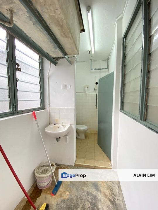 Taman Daya Flat Level 2/ 2bed 1bath/ Renovated/ Cheapest/ Hot Area, Johor, Johor Bahru