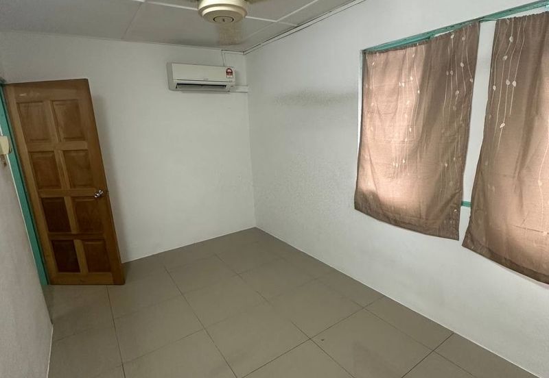 Jalan Dataran/ 2 Storey Low Cost/ Kempas/ 2bed 1bath/ Renovated/ Cheap