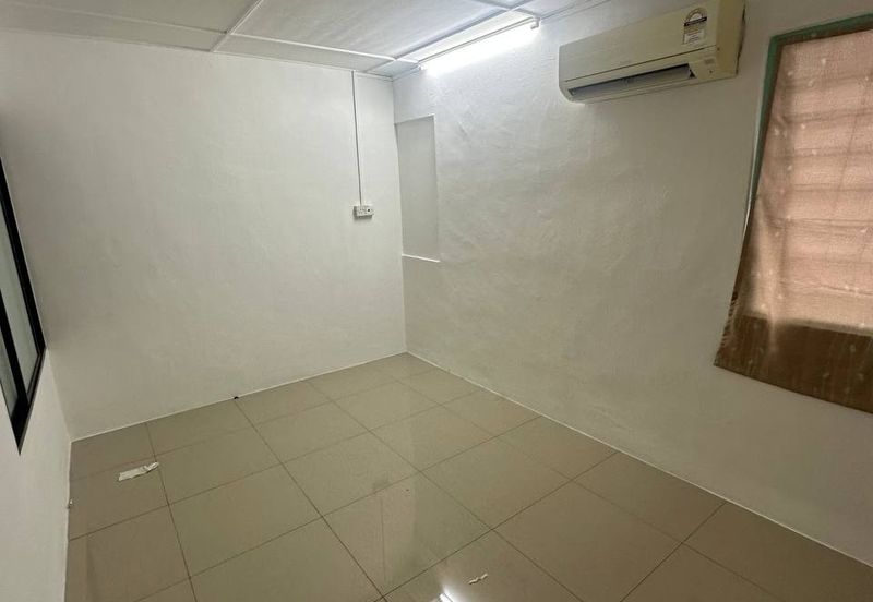 Jalan Dataran/ 2 Storey Low Cost/ Kempas/ 2bed 1bath/ Renovated/ Cheap