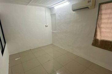 Jalan Dataran/ 2 Storey Low Cost/ Kempas/ 2bed 1bath/ Renovated/ Cheap