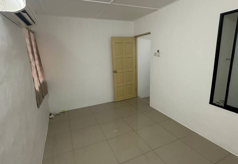 Jalan Dataran/ 2 Storey Low Cost/ Kempas/ 2bed 1bath/ Renovated/ Cheap