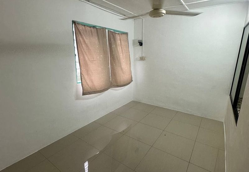 Jalan Dataran/ 2 Storey Low Cost/ Kempas/ 2bed 1bath/ Renovated/ Cheap