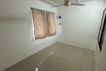 Jalan Dataran/ 2 Storey Low Cost/ Kempas/ 2bed 1bath/ Renovated/ Cheap