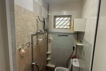 Jalan Dataran/ 2 Storey Low Cost/ Kempas/ 2bed 1bath/ Renovated/ Cheap